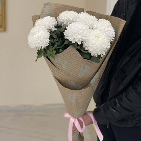 Букет 7 белых одноголовых хризантем в крафте в Лоо