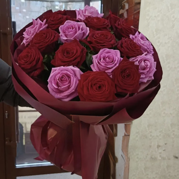 19 роз «Малиновый диалог» в Лоо