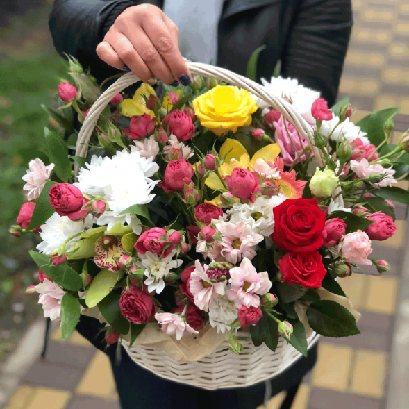 Композиция в корзине "Искра счастья" в Лоо